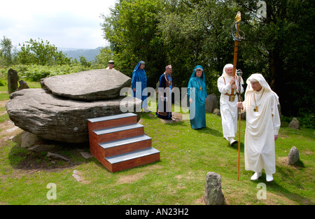 Cantori festeggiare il centocinquantesimo anniversario della Welsh inno nazionale a eisteddfod Gorsedd cerchio di pietra in Pontypridd South Wales UK Foto Stock