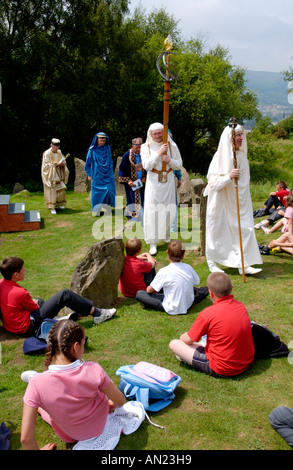 Cantori festeggiare il centocinquantesimo anniversario della Welsh inno nazionale a eisteddfod Gorsedd cerchio di pietra in Pontypridd South Wales UK Foto Stock