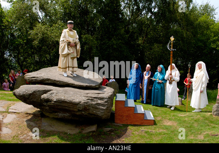 Cantori festeggiare il centocinquantesimo anniversario della Welsh inno nazionale a eisteddfod Gorsedd cerchio di pietra in Pontypridd South Wales UK Foto Stock