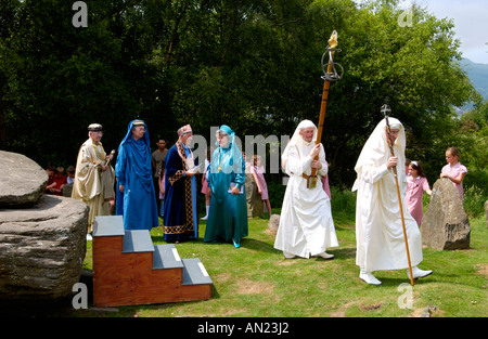 Cantori festeggiare il centocinquantesimo anniversario della Welsh inno nazionale a eisteddfod Gorsedd cerchio di pietra in Pontypridd South Wales UK Foto Stock