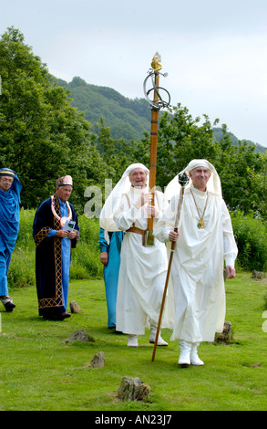 Cantori festeggiare il centocinquantesimo anniversario della Welsh inno nazionale a eisteddfod Gorsedd cerchio di pietra in Pontypridd South Wales UK Foto Stock