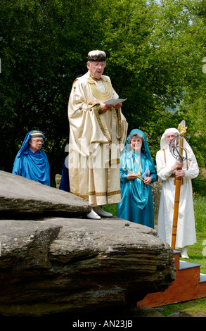 Cantori festeggiare il centocinquantesimo anniversario della Welsh inno nazionale a eisteddfod Gorsedd cerchio di pietra in Pontypridd South Wales UK Foto Stock