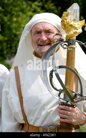 Cantori festeggiare il centocinquantesimo anniversario della Welsh inno nazionale a eisteddfod Gorsedd cerchio di pietra in Pontypridd South Wales UK Foto Stock