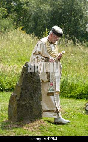 Cantori festeggiare il centocinquantesimo anniversario della Welsh inno nazionale a eisteddfod Gorsedd cerchio di pietra in Pontypridd South Wales UK Foto Stock