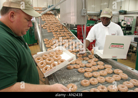 Raleigh North Carolina, Krispy Kreme Donuts, linea di produzione, NC 102403 0002 Foto Stock