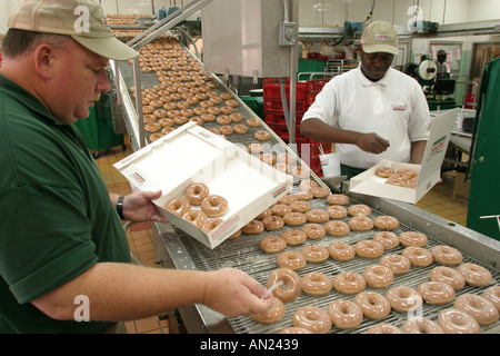 Raleigh North Carolina, Krispy Kreme Donuts, linea di produzione, NC 102403 0003 Foto Stock