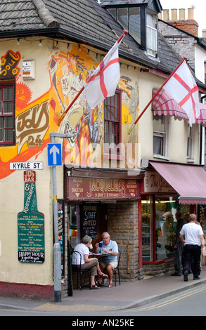 Jacquellines restaurant cafe con inglese bandiere che sventolano fuori in Ross on Wye Herefordshire England Regno Unito Foto Stock