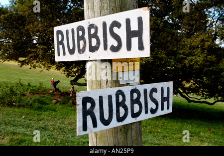 Segno per la spazzatura inchiodato al palo del telegrafo alla comunità rurale centro di riciclaggio vicino a Brecon, Powys, South Wales, Regno Unito Foto Stock