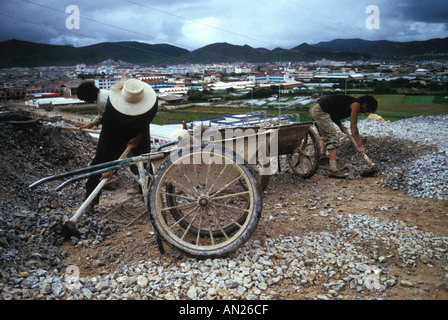 I lavoratori stradali lavorando su una nuova strada Zhongdian County nella provincia dello Yunnan Repubblica Popolare Cinese Foto Stock