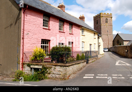Le file di case e la chiesa sulla strada in Talgarth in Montagna Nera Powys Wales UK Foto Stock