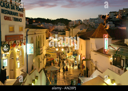 Albufeira, la strada principale dello shopping nella città vecchia, Algarve, PORTOGALLO Foto Stock