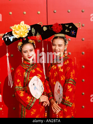 Le donne in costume tradizionale, Pechino, Cina Foto Stock