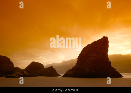Mare di pile di Bedruthan Steps al tramonto visto dalla spiaggia con la bassa marea Bedruthan Steps Cornwall Inghilterra REGNO UNITO Foto Stock