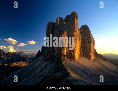 Vista da Patern sella verso i tre pinnacoli al tramonto Parco Nazionale Dolomiti di Sesto Dolomiti Alto Adige Alpi Italia Foto Stock