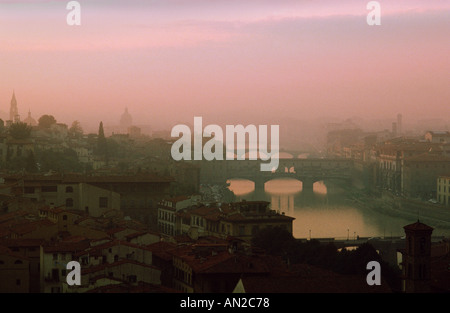 Firenze. Vista dal Piazzale Michelangelo giù il fiume Arno fino al Ponte Vecchio. Toscana, Italia. Mattinata estiva Foto Stock