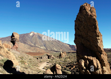 Kanaren Teneriffa Nationalpark de Las Canadas del Teide Blick auf den Pico del Teide Auf der linken Seite Los Roques de Gracia Foto Stock