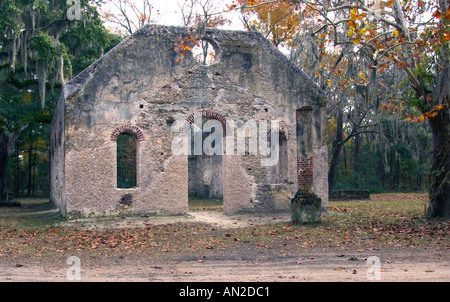 Rovine intemprate della storica Chapel of Ease, una chiesa vintage tabby sull'isola di St. Helena vicino a Beaufort, South Carolina, Stati Uniti. Foto Stock