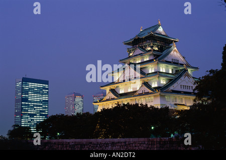 Il Castello di Osaka e dello skyline della città / vista notturna, Osaka, Honshu, Giappone Foto Stock