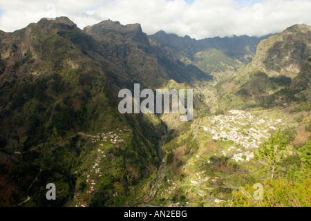 Portogallo Madeira Blick vom Eira Do Serrado auf den Ort Curral das Freira Foto Stock