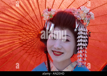 Apprendista Geisha (Maiko) vestita in kimono, Kyoto, Giappone Foto Stock