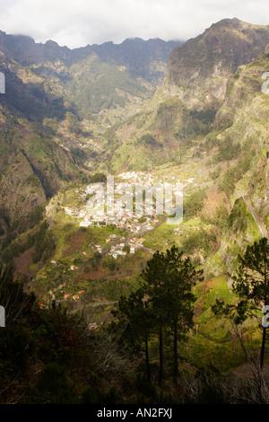 Portogallo Madeira Blick vom Eira Do Serrado auf den Ort Curral das Freira Foto Stock