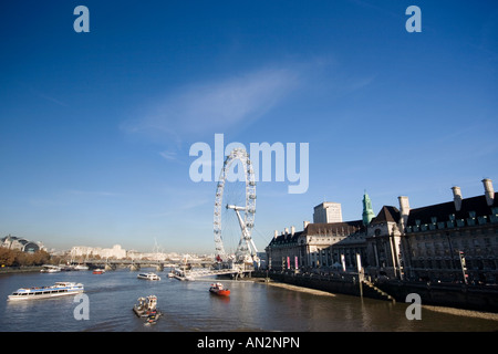 Ampia angolazione sul Fiume Tamigi di Westminster e Millennium Wheel, Londra Inghilterra REGNO UNITO Foto Stock