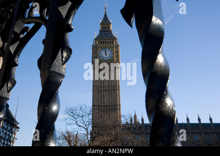 Big Ben inquadrata battuto visto attraverso la recinzione in ferro, Westminster Londra Inghilterra REGNO UNITO Foto Stock