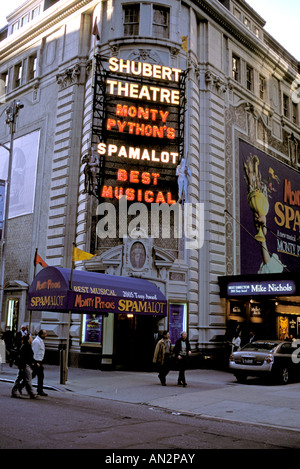 Nord America, USA, New York New York City. Esterno di Shubert Theatre di Times Square Foto Stock