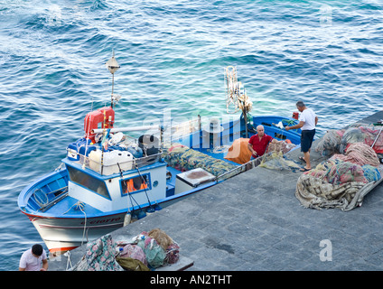 Reti di carico sulla barca da pesca a Marina Grande di Sorrento, Italia Foto Stock