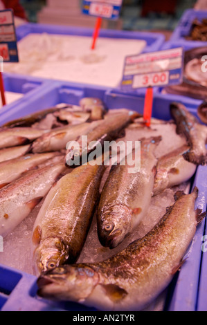 Il pesce in vendita al Mercado Central, Mercat ai mercati centrali, un Art Nouveau (Jugendstil) edificio costruito nel 1928, la città di Valencia Foto Stock