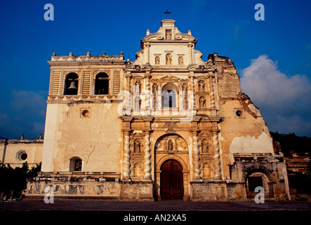 La Chiesa di San Francisco, Iglesia de San Francisco, la Chiesa cattolica romana, la rovina, ruderi, architettura coloniale spagnola, Antigua, Guatemala Foto Stock