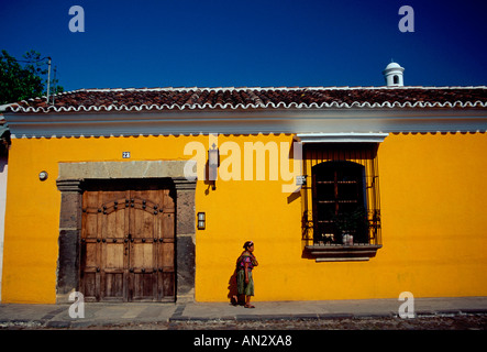 Donna indigena a piedi lungo la strada Sacatepequez Antigua Guatemala Dipartimento America Centrale Foto Stock