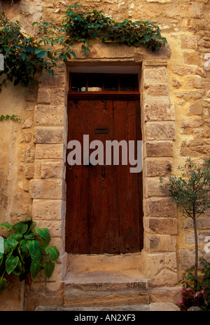 Porta di legno, home, casa, edificio in pietra, Rue de l' Hopital, Medieval Hilltop Village, villaggio sulla collina, Venasque, Vaucluse Provence, Francia Foto Stock