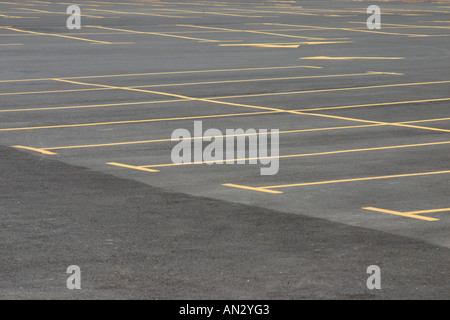Vuoto parcheggio auto esterno Foto Stock