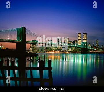 Il Ponte di Brooklyn e New York skyline della città di notte Foto Stock
