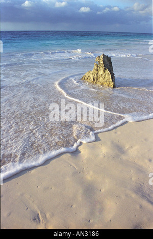 Roccia solitaria sulla spiaggia Bermuda Foto Stock