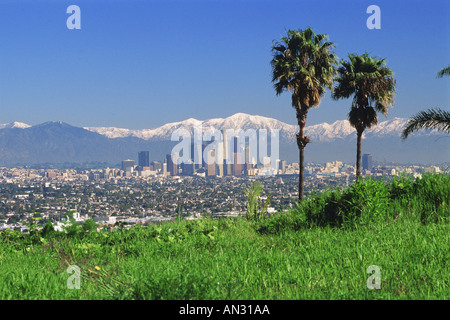 Coperta di Neve Montagne di San Gabriel dietro il centro cittadino di Los Angeles skyline Foto Stock