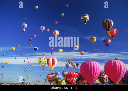 Cieli colmi di colore durante la Albuquerque hot air balloon festival nel Nuovo Messico Foto Stock