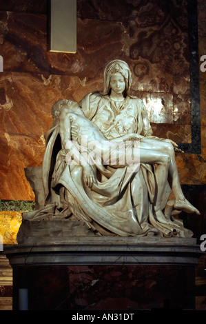 La Pietà scultura di Michelangelo nella Basilica di San Pietro Vaticano Roma Italia Foto Stock