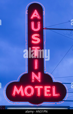 Stati Uniti d'America, Texas, Austin: South Congress Ave. Quartiere segno al neon per l'Austin Motel Foto Stock