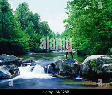 Uomo di pesca sul piccolo fiume di piccione in Tennessee USA Foto Stock