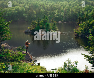 L'uomo la pesca nel lago in Sierra Nevada in California USA Foto Stock