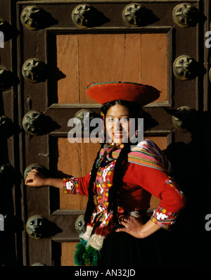 Donna Peruviana in costume tradizionale, Cuzco, Perù Foto Stock
