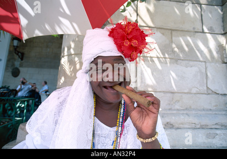 Donna di fumare un sigaro, Havana (Habana), Cuba Foto Stock