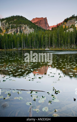 Sunrise scenic riflessione di picco Hallett dalla ninfa Lago Rocky Mtn Nat l parco CO Foto Stock