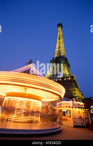 Torre Eiffel (Tour Eiffel) con giostra / vista notturna, Parigi, Francia Foto Stock
