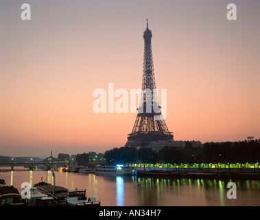 Torre Eiffel (Tour Eiffel e la Senna all'alba, Parigi, Francia Foto Stock