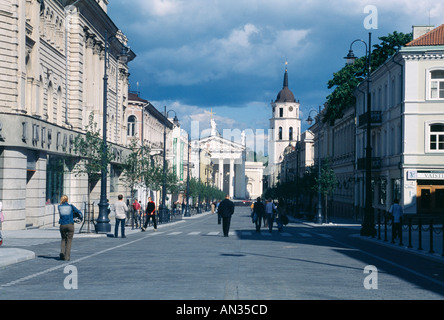 Gedimino Avenue, una delle strade principali di Vilnius, guardando verso la cattedrale e la torre campanaria Foto Stock