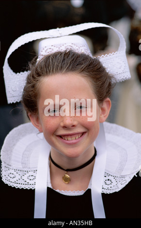 Breton abito tradizionale / ragazza laccio da indossare copricapo (Coiffes), Brittany, Francia Foto Stock