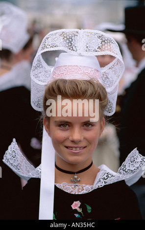 Breton abito tradizionale / ragazza laccio da indossare copricapo (Coiffes), Brittany, Francia Foto Stock